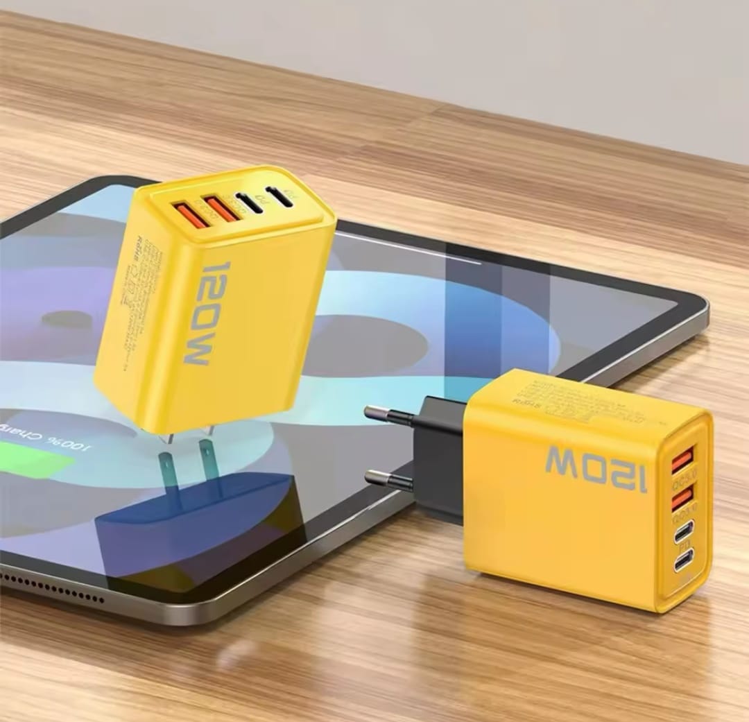 Ricarica ultraveloce con 4 porte, compatibile con iPhone, Samsung, Xiaomi. Potenza massima di 120W per ricariche veloci e sicure.