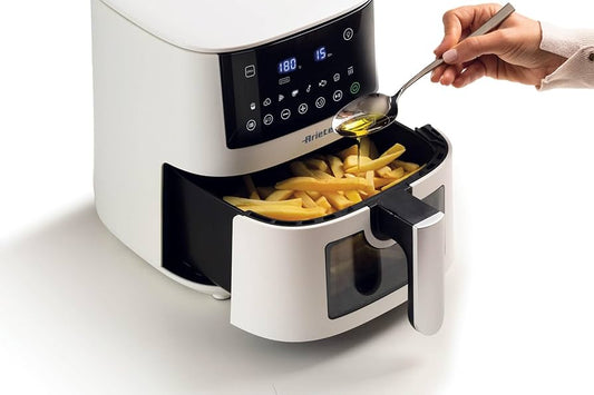 Olio sulle patatine fritte nella friggitrice ad aria