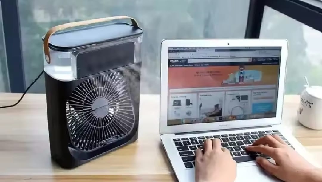 Condizionatore piccolo USB con serbatoio integrato e design compatto, perfetto per viaggi e ufficio.