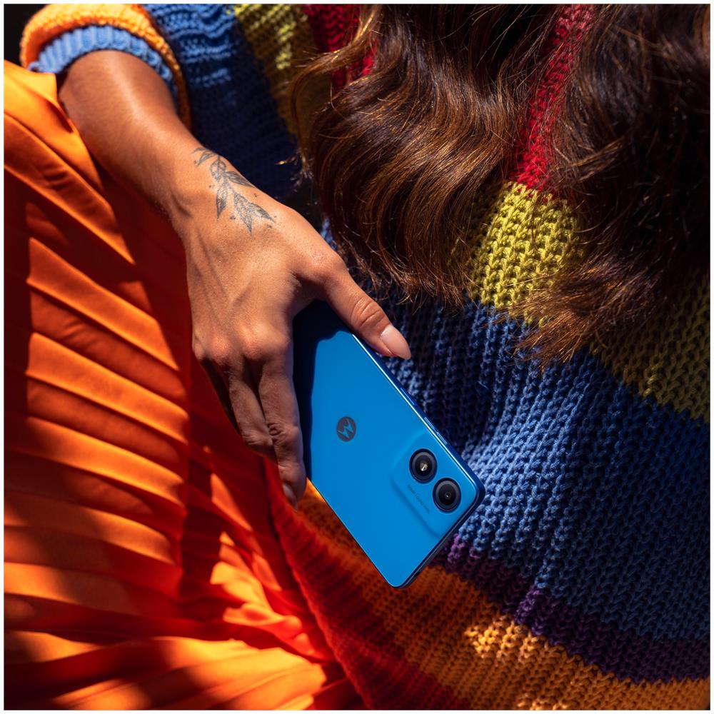 Smartphone nella mano per riferimento dimensionale