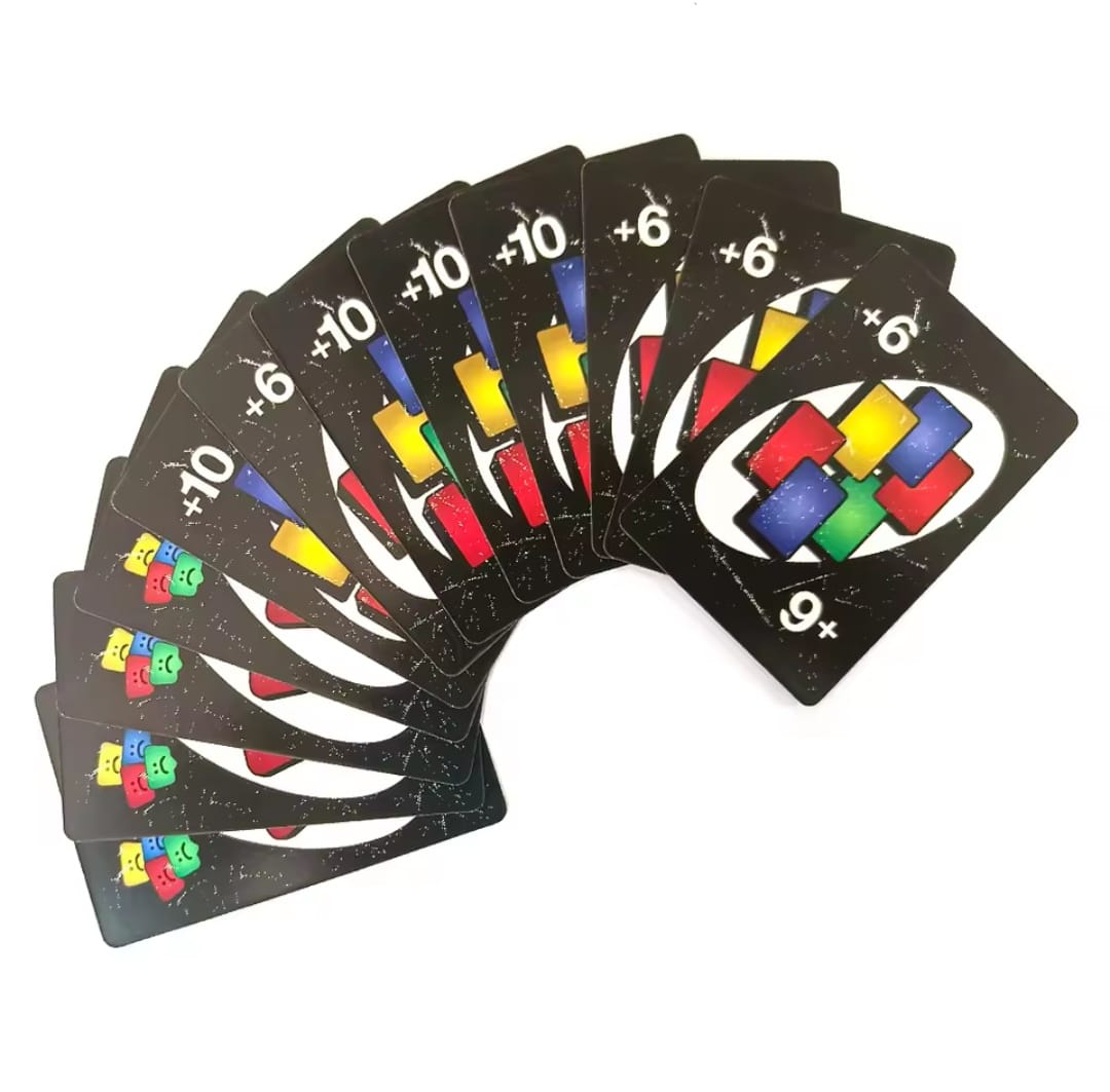 Gioco di carte UNO Show 'em No Mercy in azione: elimina gli avversari o scarta tutte le tue carte per vincere.