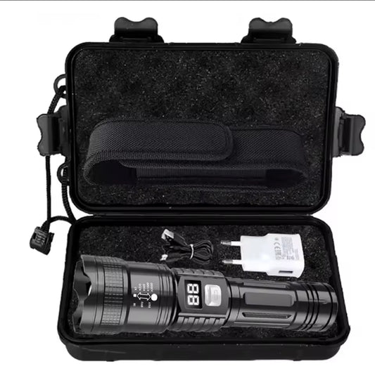Torcia LED ad Alta Potenza Ricaricabile USB C con Zoom Telescopico e Display Digitale Kit completo