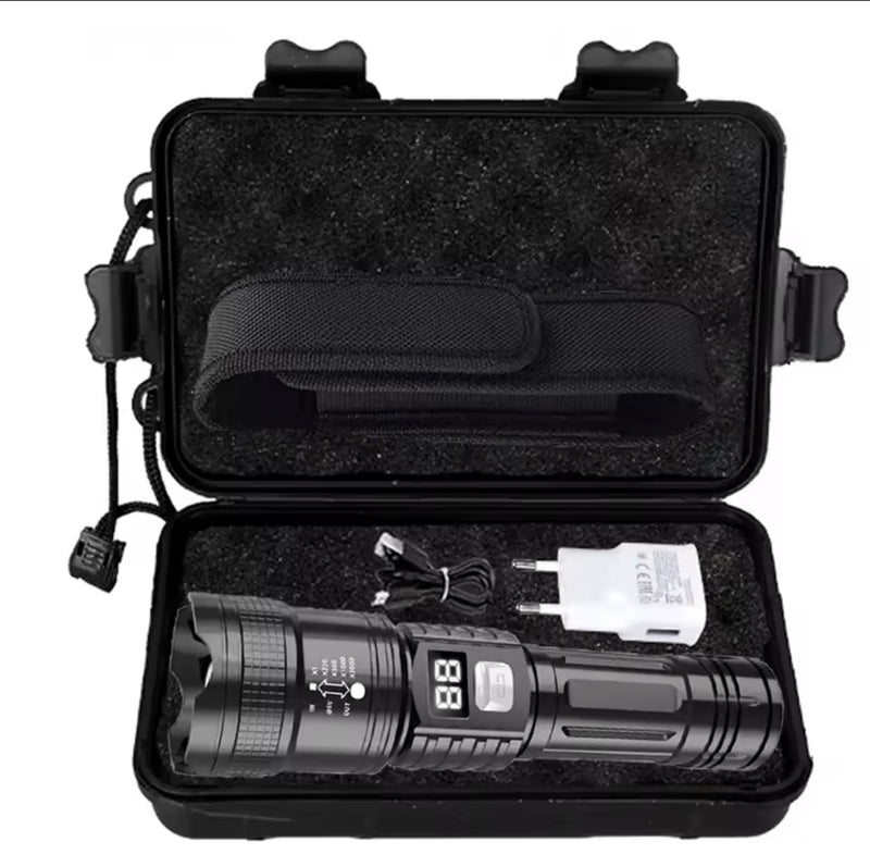 Torcia LED ad Alta Potenza Ricaricabile USB C con Zoom Telescopico e Display Digitale Kit completo