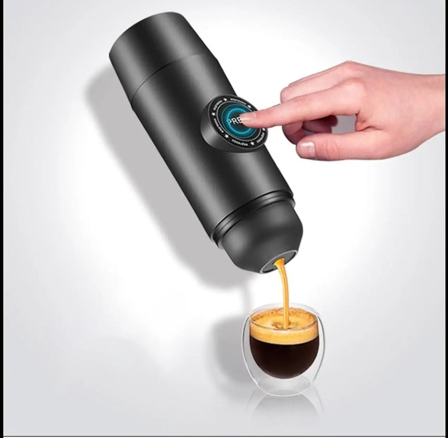 Macchina da caffè espresso portatile in uso all'aperto durante un campeggio, facile da trasportare e leggera