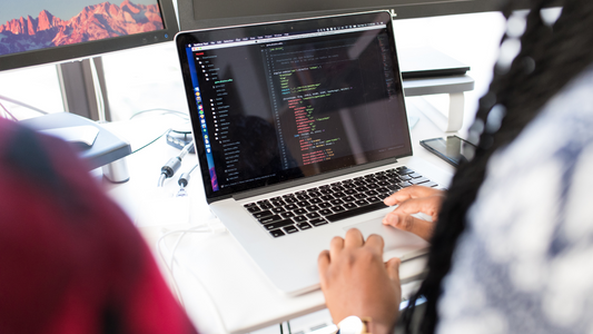 Sviluppo sito web con inclusione di intelligenza artificiale e grafica personalizzata