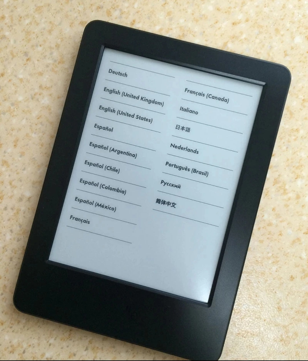 E-reader Kindle ottava generazione con interfaccia in lingua italiana, supporta più lingue