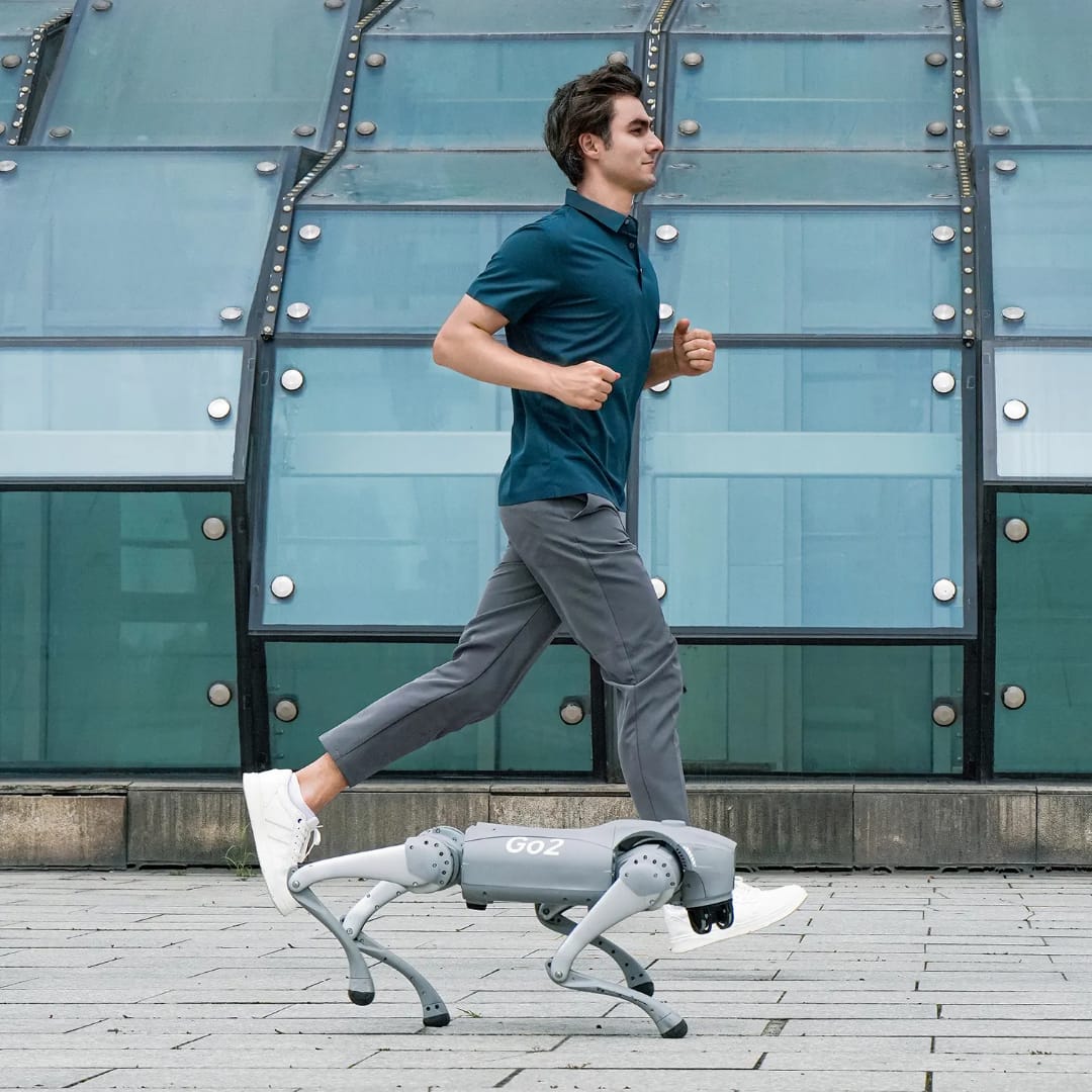 Robot Go2 Pro che segue lateralmente un utente tramite controllo AI.