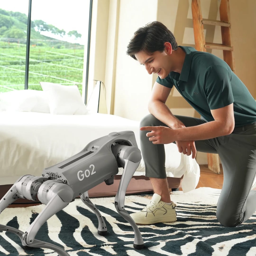 Robot Unitree Go2 che esegue una danza interattiva tramite comando vocale.