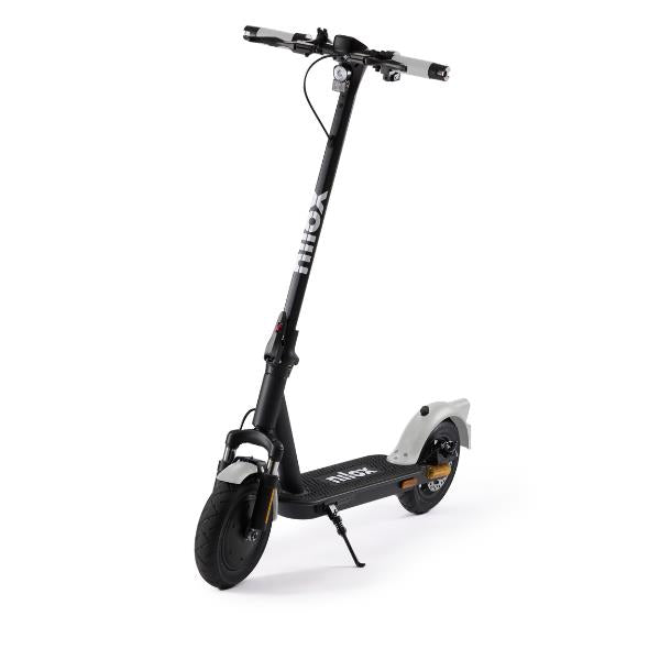 Nilox eScooter V1 Silver è il monopattino elettrico progettato per chi cerca praticità, sicurezza e prestazioni. Conforme alla nuova normativa stradale, è dotato di doppia leva freno, frecce anteriori e posteriori, porta-targa, motore 350W e autonomia fino a 30 km. Il tuo alleato per una mobilità urbana senza pensieri.