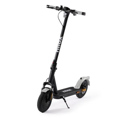 Nilox eScooter V1 Silver è il monopattino elettrico progettato per chi cerca praticità, sicurezza e prestazioni. Conforme alla nuova normativa stradale, è dotato di doppia leva freno, frecce anteriori e posteriori, porta-targa, motore 350W e autonomia fino a 30 km. Il tuo alleato per una mobilità urbana senza pensieri.