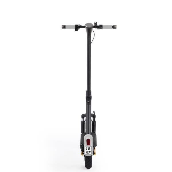 Nilox eScooter V1 Silver è il monopattino elettrico progettato per chi cerca praticità, sicurezza e prestazioni. Conforme alla nuova normativa stradale, è dotato di doppia leva freno, frecce anteriori e posteriori, porta-targa, motore 350W e autonomia fino a 30 km. Il tuo alleato per una mobilità urbana senza pensieri.