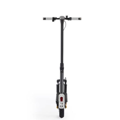 Nilox eScooter V1 Silver è il monopattino elettrico progettato per chi cerca praticità, sicurezza e prestazioni. Conforme alla nuova normativa stradale, è dotato di doppia leva freno, frecce anteriori e posteriori, porta-targa, motore 350W e autonomia fino a 30 km. Il tuo alleato per una mobilità urbana senza pensieri.