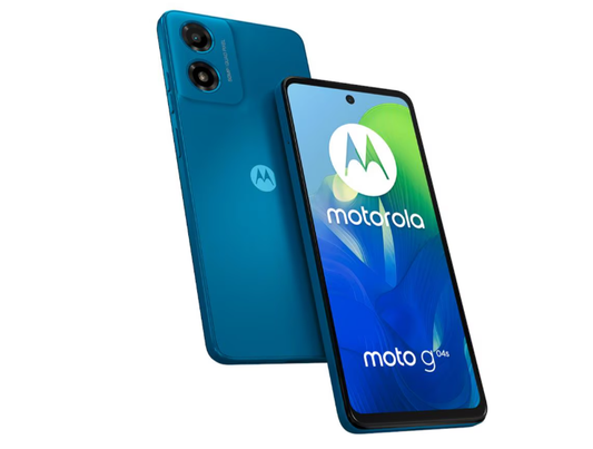 Dettaglio texture e riflessi del colore Satin Blue, Moto G04s con interfaccia Android 14 attiva, Retro del G04s con fotocamera AI da 50 MP.
