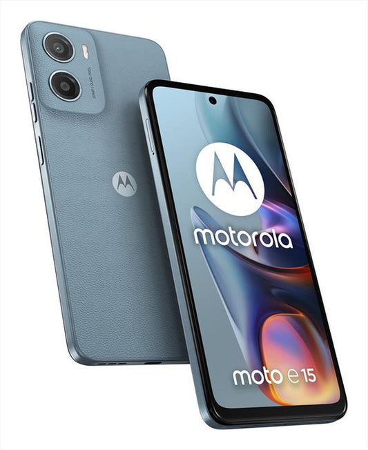 Motorola Moto E15 Misty Blue con display acceso

