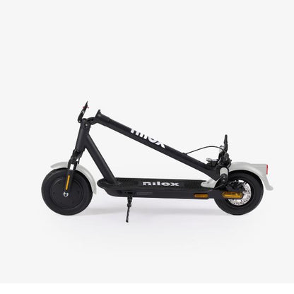 Nilox eScooter V1 Silver è il monopattino elettrico progettato per chi cerca praticità, sicurezza e prestazioni. Conforme alla nuova normativa stradale, è dotato di doppia leva freno, frecce anteriori e posteriori, porta-targa, motore 350W e autonomia fino a 30 km. Il tuo alleato per una mobilità urbana senza pensieri.
