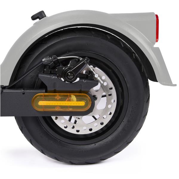 Nilox eScooter V1 Silver è il monopattino elettrico progettato per chi cerca praticità, sicurezza e prestazioni. Conforme alla nuova normativa stradale, è dotato di doppia leva freno, frecce anteriori e posteriori, porta-targa, motore 350W e autonomia fino a 30 km. Il tuo alleato per una mobilità urbana senza pensieri.