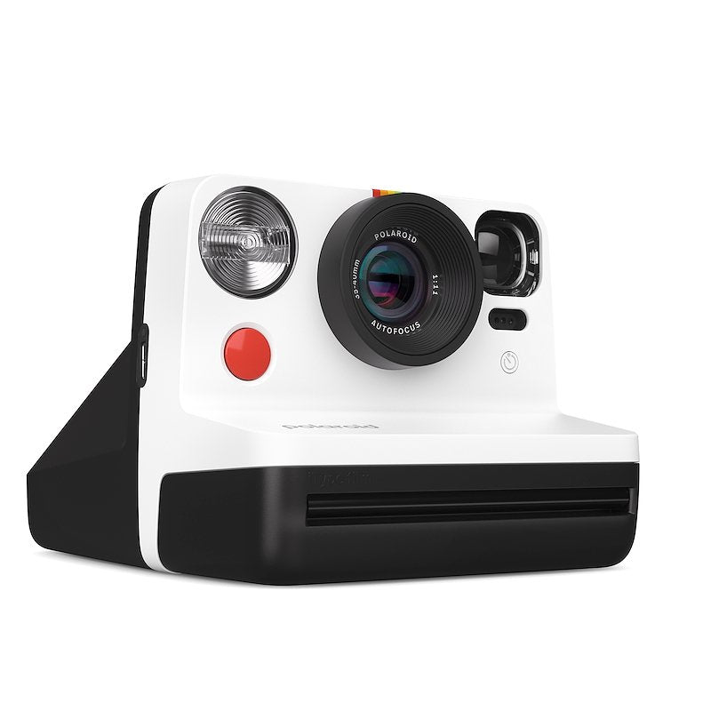 Immagini istantanee di qualità con Polaroid Now Gen 2: scatta in qualsiasi condizione di luce grazie al flash integrato e alla funzionalità autotimer per foto perfette.