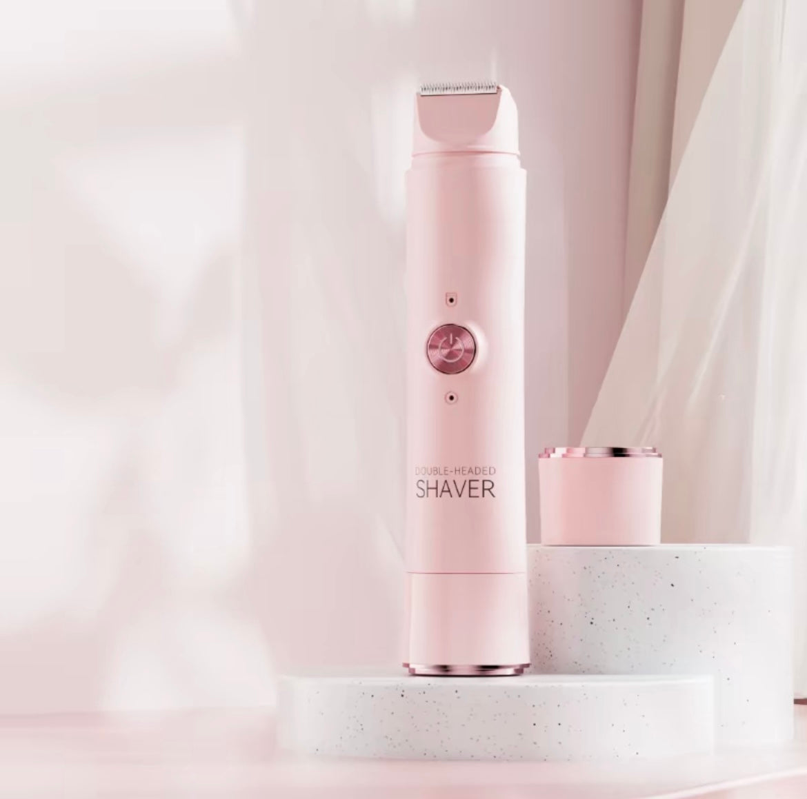 depilazione delicata e indolore con il nostro kit epilatore elettrico 2 in 1. Progettato specificamente per le donne, questo dispositivo ricaricabile combina precisione, comfort e sicurezza per una pelle perfettamente liscia su tutto il corpo.