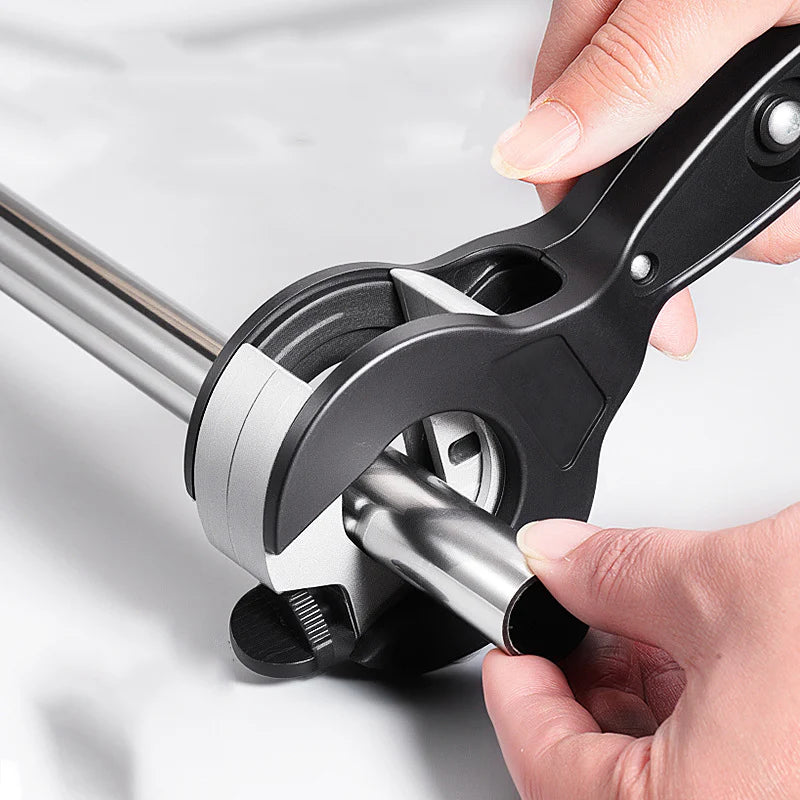 Tagliatubi a Cricchetto 8–29 mm per PVC, Rame e Alluminio

Taglio pulito con una mano, meno sforzo e massima precisione.
Il tagliatubi a cricchetto è lo strumento ideale per chi vuole ottenere un taglio rapido, uniforme e senza sbavature su tubi di diversi materiali.