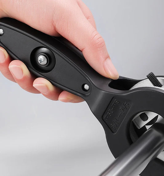 Tagliatubi a Cricchetto 8–29 mm per PVC, Rame e Alluminio

Taglio pulito con una mano, meno sforzo e massima precisione.
Il tagliatubi a cricchetto è lo strumento ideale per chi vuole ottenere un taglio rapido, uniforme e senza sbavature su tubi di diversi materiali.